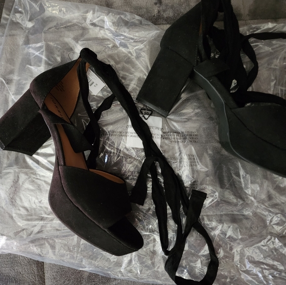 TORRID Heels Strappy Platform Tapered heels WW 9.5 Black NWT - Picture 11 of 13